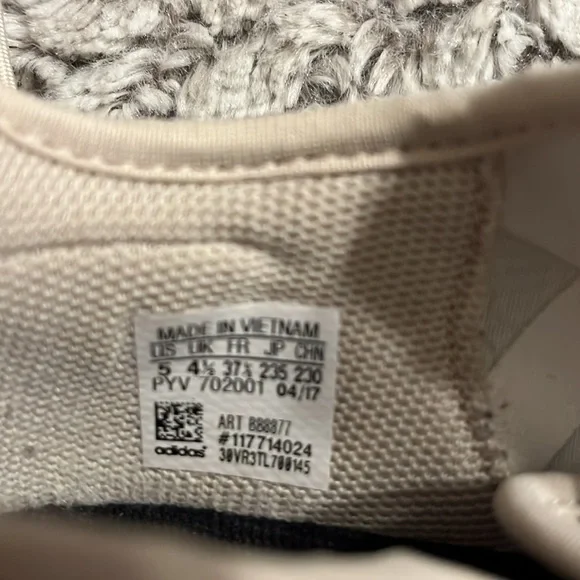 Woman’s Adidas Size 5 - - Picture 6 of 6